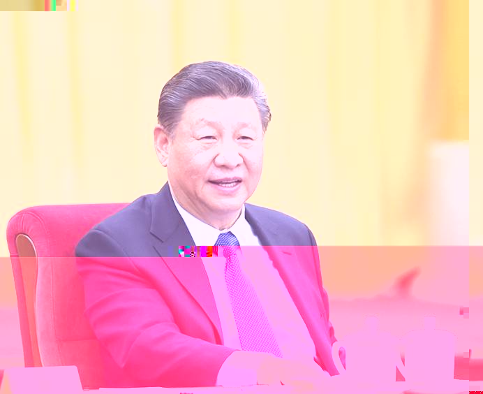 桌子前坐着穿西裝的男人描述已自動生成